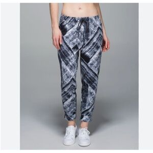 LULULEMON Jet Crop Full-On Luon Heat Wave White Black Size 6
